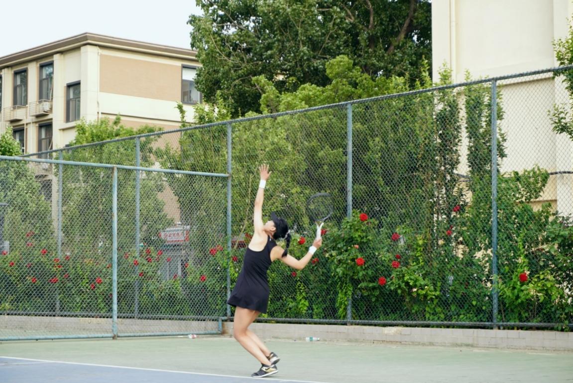 打网球的人描述已自动生成