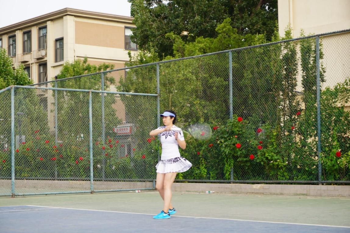 人拿着球拍在球场上打球低可信度描述已自动生成